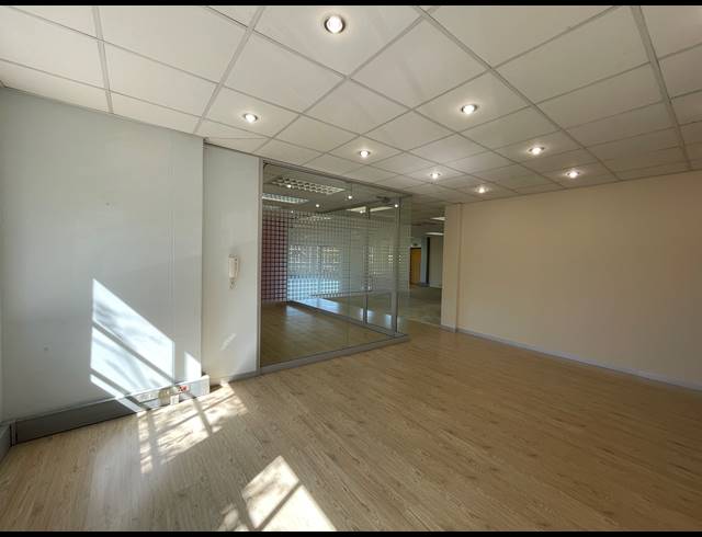 224.60M² OFFICE TO LET IN LYME PARK